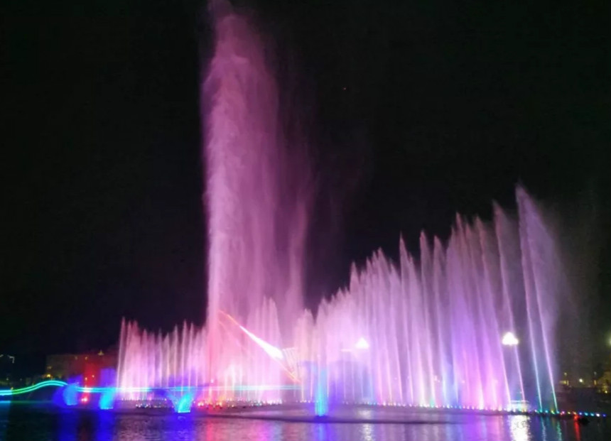 廉江城北大型湖上音乐喷泉